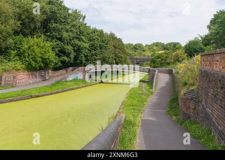 Pont de Toll End à Windmill End Junction sur le canal Dudley nommé d'après Toll End Works où le pont structurel en ferronnerie a été fabriqué localement Banque D'Images