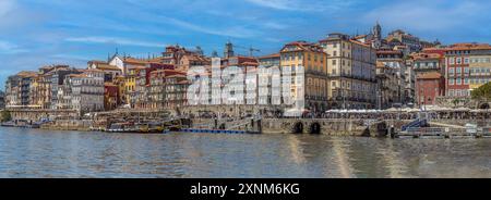 Vue panoramique avec de vieilles maisons multicolores et façades traditionnelles, sur la jetée de la vieille ville, Porto, Portugal Banque D'Images