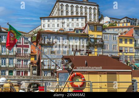 Vue depuis le navire avec de vieilles maisons multicolores et façades traditionnelles dans la jetée de la vieille ville, Porto, Portugal Banque D'Images