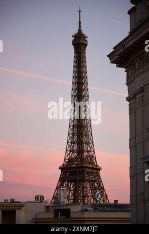 La Tour Eiffel au coucher du soleil avec les anneaux olympiques affichés. Banque D'Images