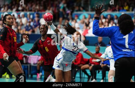 La française Estelle Nze Minko lors du match du groupe B de la ronde préliminaire féminine à la South Paris Arena le sixième jour des Jeux Olympiques de Paris 2024 en France. Date de la photo : jeudi 1er août 2024. Banque D'Images