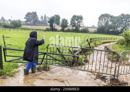 BEMELEN - le Pieterpad a été gravement endommagé par les fortes précipitations récemment. Un résident local examine les dégâts. Les randonneurs doivent faire un détour dans les endroits où l'itinéraire longue distance n'est pas praticable. ANP MARCEL VAN HOORN pays-bas Out - belgique Out crédit : ANP/Alamy Live News Banque D'Images