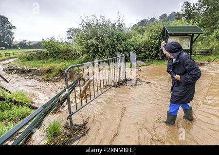 BEMELEN - le Pieterpad a été gravement endommagé par les fortes précipitations récemment. Un résident local examine les dégâts. Les randonneurs doivent faire un détour dans les endroits où l'itinéraire longue distance n'est pas praticable. ANP MARCEL VAN HOORN pays-bas Out - belgique Out crédit : ANP/Alamy Live News Banque D'Images