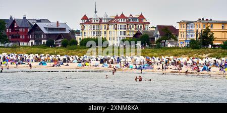 Bansin, Allemagne, 26 juillet 2024 : Villas derrière la mer Baltique et la plage avec chaises longues au Kaiserbäder sur l'île d'Usedom Banque D'Images