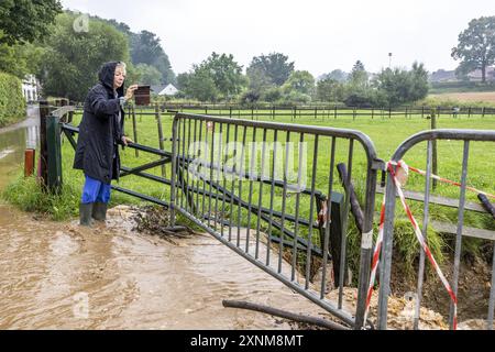 BEMELEN - le Pieterpad a été gravement endommagé par les fortes précipitations récemment. Un résident local examine les dégâts. Les randonneurs doivent faire un détour dans les endroits où l'itinéraire longue distance n'est pas praticable. ANP MARCEL VAN HOORN pays-bas Out - belgique Out crédit : ANP/Alamy Live News Banque D'Images