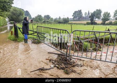 BEMELEN - le Pieterpad a été gravement endommagé par les fortes précipitations récemment. Un résident local examine les dégâts. Les randonneurs doivent faire un détour dans les endroits où l'itinéraire longue distance n'est pas praticable. ANP MARCEL VAN HOORN pays-bas Out - belgique Out crédit : ANP/Alamy Live News Banque D'Images