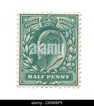 Un timbre-poste vintage d'un demi-penny du roi Edward VII de Grande-Bretagne sur fond blanc. Banque D'Images