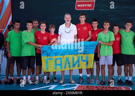 Palma, Îles Baléares, Espagne. 1er août 2024. Le roi Felipe VI d'Espagne assiste à une réunion avec un groupe d'enfants ukrainiens et signe deux drapeaux ukrainiens au Real Club Nautico le 1er août 2024 à Palma, Espagne (crédit image : © Jack Abuin/ZUMA Press Wire) USAGE ÉDITORIAL SEULEMENT! Non destiné à UN USAGE commercial ! Banque D'Images