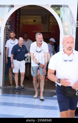 Palma, Îles Baléares, Espagne. 1er août 2024. Le roi Felipe VI d'Espagne assiste à une réunion avec un groupe d'enfants ukrainiens et signe deux drapeaux ukrainiens au Real Club Nautico le 1er août 2024 à Palma, Espagne (crédit image : © Jack Abuin/ZUMA Press Wire) USAGE ÉDITORIAL SEULEMENT! Non destiné à UN USAGE commercial ! Banque D'Images