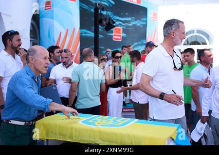 Palma, Îles Baléares, Espagne. 1er août 2024. Le roi Felipe VI d'Espagne assiste à une réunion avec un groupe d'enfants ukrainiens et signe deux drapeaux ukrainiens au Real Club Nautico le 1er août 2024 à Palma, Espagne (crédit image : © Jack Abuin/ZUMA Press Wire) USAGE ÉDITORIAL SEULEMENT! Non destiné à UN USAGE commercial ! Banque D'Images