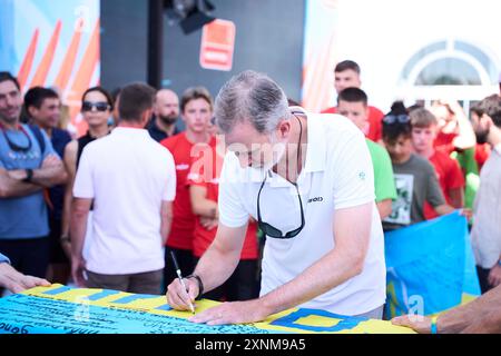 Palma, Îles Baléares, Espagne. 1er août 2024. Le roi Felipe VI d'Espagne assiste à une réunion avec un groupe d'enfants ukrainiens et signe deux drapeaux ukrainiens au Real Club Nautico le 1er août 2024 à Palma, Espagne (crédit image : © Jack Abuin/ZUMA Press Wire) USAGE ÉDITORIAL SEULEMENT! Non destiné à UN USAGE commercial ! Banque D'Images