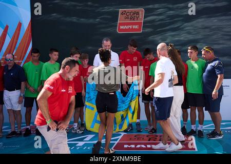 Palma. Espagne. 20240801, le roi Felipe VI d'Espagne assiste à une réunion avec un groupe d'enfants ukrainiens et signe deux drapeaux ukrainiens au Real Club Nautico le 1er août 2024 à Palma, en Espagne Banque D'Images