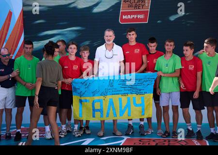 Palma. Espagne. 20240801, le roi Felipe VI d'Espagne assiste à une réunion avec un groupe d'enfants ukrainiens et signe deux drapeaux ukrainiens au Real Club Nautico le 1er août 2024 à Palma, en Espagne Banque D'Images