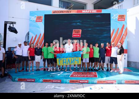 Palma. Espagne. 20240801, le roi Felipe VI d'Espagne assiste à une réunion avec un groupe d'enfants ukrainiens et signe deux drapeaux ukrainiens au Real Club Nautico le 1er août 2024 à Palma, en Espagne Banque D'Images