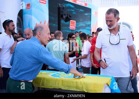 Palma. Espagne. 20240801, le roi Felipe VI d'Espagne assiste à une réunion avec un groupe d'enfants ukrainiens et signe deux drapeaux ukrainiens au Real Club Nautico le 1er août 2024 à Palma, en Espagne Banque D'Images