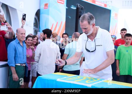 Palma. Espagne. 20240801, le roi Felipe VI d'Espagne assiste à une réunion avec un groupe d'enfants ukrainiens et signe deux drapeaux ukrainiens au Real Club Nautico le 1er août 2024 à Palma, en Espagne Banque D'Images