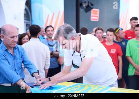 Palma. Espagne. 20240801, le roi Felipe VI d'Espagne assiste à une réunion avec un groupe d'enfants ukrainiens et signe deux drapeaux ukrainiens au Real Club Nautico le 1er août 2024 à Palma, en Espagne Banque D'Images