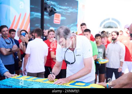 Palma. Espagne. 20240801, le roi Felipe VI d'Espagne assiste à une réunion avec un groupe d'enfants ukrainiens et signe deux drapeaux ukrainiens au Real Club Nautico le 1er août 2024 à Palma, en Espagne Banque D'Images