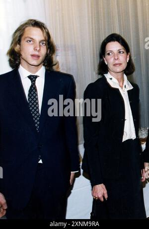 9-09-2001 Parigi Archivio Storico Olycom/LaPresse Andrea Albert Pierre Casiraghi (la colle, 8 giugno 1984) è il primo dei tre figli di Carolina di Monaco e del suo secondo marito Stefano Casiraghi. È quarto nella linea di succesone al trono e ha due fratelli minori, Charlotte e Pierre, e una sorellastra minore, nata dal terzo matrimonio di sua madre. Nella Foto : Andrea Albert Pierre Casiraghi e sua madre principessa Carolina a Parigi aspettendo la celebrazione di Albina di Boisrouvray dans la photo : Andrea Albert Pierre Casiraghi et sa mère la Princesse Carolina à Paris en attente de la conférence Banque D'Images