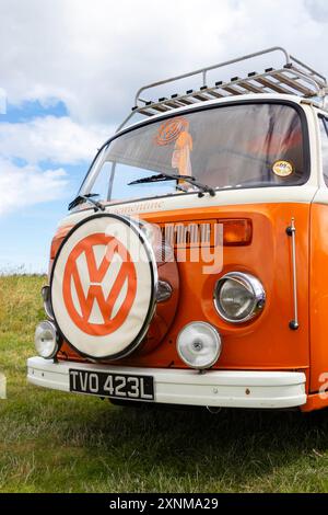 Deux tons orange et blanc classique 1973 vintage type 2 volkswagen VW camping-car Banque D'Images