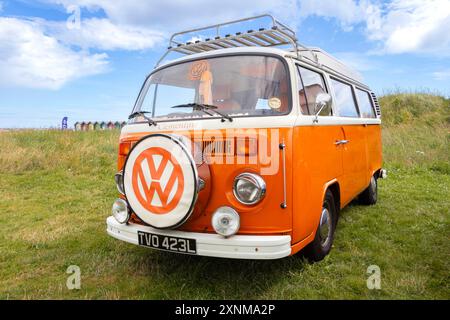 Deux tons orange et blanc classique 1973 vintage type 2 volkswagen VW camping-car Banque D'Images