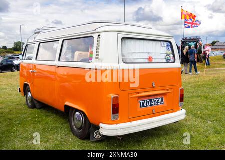 Deux tons orange et blanc classique 1973 vintage type 2 volkswagen VW camping-car Banque D'Images