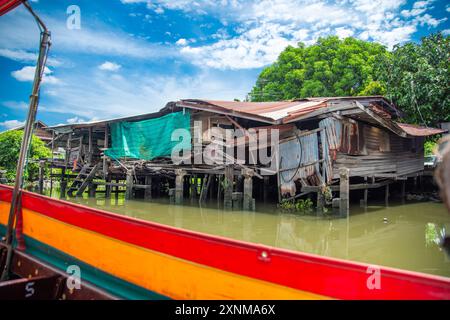 Bidonvilles sur l'eau à Bangkok Banque D'Images