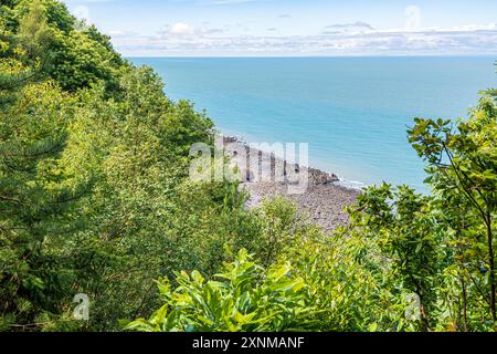 Vue sur First Rocks, dans le canal de Bristol près de Gore point, depuis le South West Coast Path NR Porlock Weir sur le parc national Exmoor, Somerset Banque D'Images