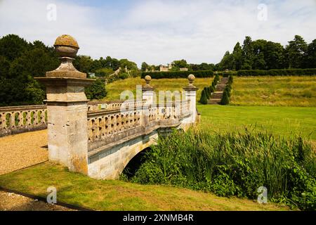 Pont au-dessus de la rivière Witham, Easton Walled Gardens Estate, Lincolnshire, Angleterre Banque D'Images