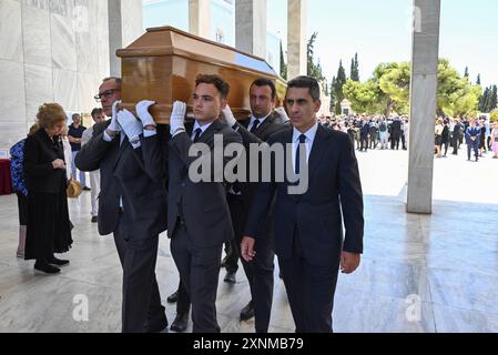 Funérailles du prince Michel de Grèce Pallbeares porte le cercueil du prince Michel de Grèce devant l'ancienne reine Sofia d'Espagne au premier cimetière d'Athènes. Athènes Grèce Copyright : xNicolasxKoutsokostasxNicolasxKoutsokostasx DSC 202408010437 Banque D'Images