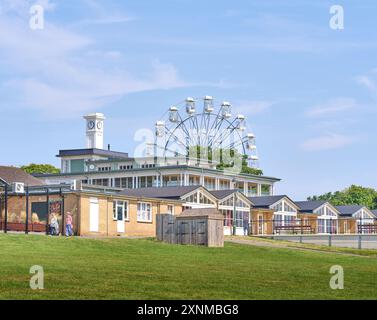 Bloc administratif principal devant la grande roue du parc de loisirs de Wicksteed, Kettering, Angleterre. Banque D'Images