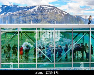 Les gens font la queue pour la prochaine descente sur le Loen Skylift à Lodalen près de Stryn Central Norway Banque D'Images