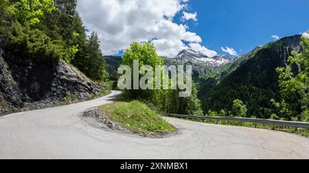 Virage en épingle à cheveux sur la route de Villard Raymond descendant vers le col d'Ornon, Alpes Dauphinées dans le département de l'Isère, France. Banque D'Images