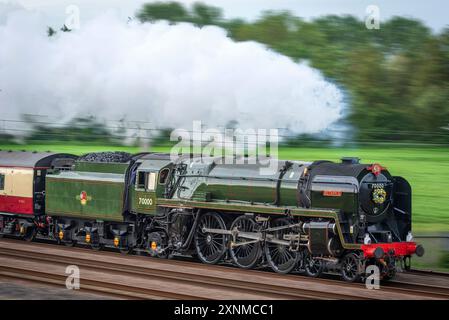 Steam loco Britannia à Winwick. Britannia a été construit à Crewe, achevé le 2 janvier 1951. Elle fut la première locomotive standard de la British Railways Banque D'Images