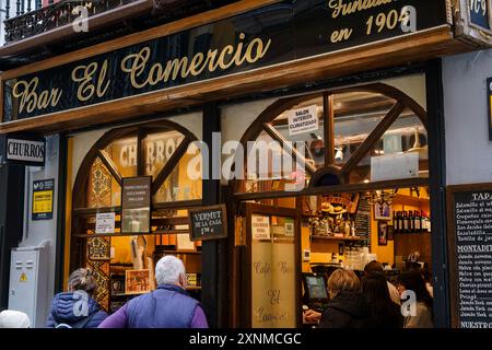 Séville, Espagne. 7 février 2024 - Bar el comercio, un bar à tapas espagnol traditionnel à séville Banque D'Images