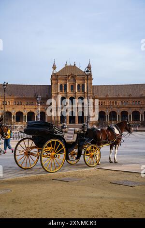 Séville, Espagne. 5 février 2024 - chariot tiré par des chevaux sur la Plaza de Espana Banque D'Images
