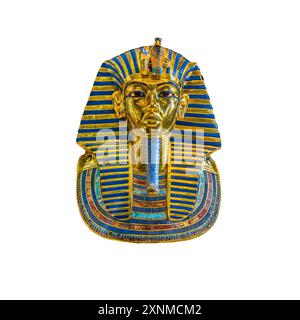 Masque funéraire doré de l'ancien pharaon égyptien Toutankhamon, isolé sur bacgkround blanc, vue de face Banque D'Images