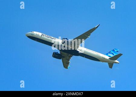 Londres, Angleterre, Royaume-Uni - 28 avril 2024 : Airbus A321 (immatriculé N4076J) exploité par JetBlue Climbing après son décollage de l'aéroport de Londres Heathrow. Banque D'Images