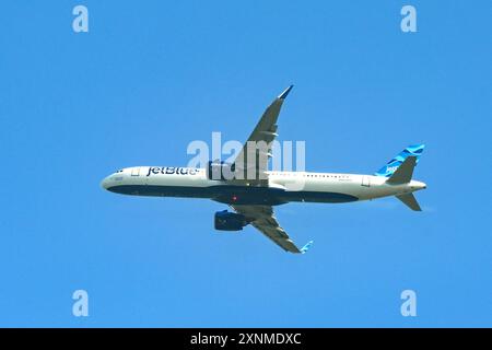 Londres, Angleterre, Royaume-Uni - 28 avril 2024 : Airbus A321 (immatriculé N4076J) exploité par JetBlue Climbing après son décollage de l'aéroport de Londres Heathrow. Banque D'Images