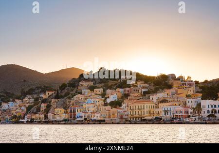 Île de Symi, Grèce - 20 avril 2023 : vue de l'île de Symi en Grèce. Petite île du Dodécanèse, Grèce, qui étonne les visiteurs avec son atmosphère calme et son architecture fabuleuse. Banque D'Images