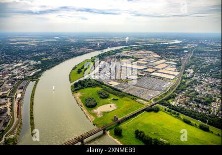 Luftbild, Duisburg-West, logport I Eins Rheinhausen, duisport mit D3T Duisburg Trimodal terminal, dit Duisburg intermodal terminal und Automobil-Logistik am Fluss Rhein, vorne die Hochfelder Eisenbahnbrücke, hinten links der logport II Zwei und HKM Hüttenwerke Krupp Mannesmann am Fluss Rhein, Fernsicht, Friemerheim, Hochfeld, Duisburg, Duisburg, Duisburg, Ruhrgebiet, Nordrhein-Westfalen, Deutschland ACHTUNGxMINDESTHONORARx60xEURO *** vue aérienne, Duisburg Ouest, logport I Eins Rheinhausen, duisport avec terminal trimodal D3T Duisburg, terminal intermodal dit Duisburg et Automobil Logistik sur le Rhin, en f Banque D'Images