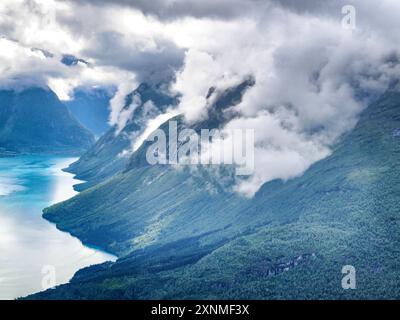 Des vues spectaculaires de nuages ont enveloppé Lodalen et Lovatnet au large du Nordfjord en Norvège vu du haut du tramway aérien Loen Skylift à Hoven Banque D'Images