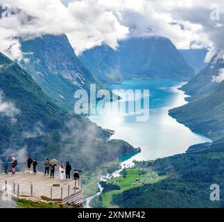 Des vues spectaculaires de nuages ont enveloppé Lodalen et Lovatnet au large du Nordfjord en Norvège vu du haut du tramway aérien Loen Skylift à Hoven Banque D'Images