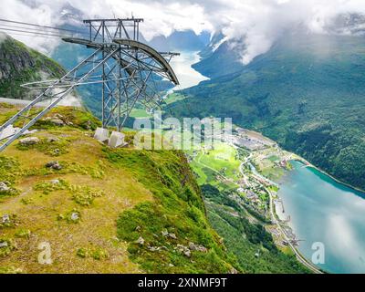 Des vues spectaculaires de nuages ont enveloppé Lodalen et Lovatnet au large du Nordfjord en Norvège vu du haut du tramway aérien Loen Skylift à Hoven Banque D'Images