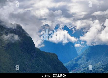 Des vues spectaculaires de nuages ont enveloppé Lodalen et Lovatnet au large du Nordfjord en Norvège vu du haut du tramway aérien Loen Skylift à Hoven Banque D'Images