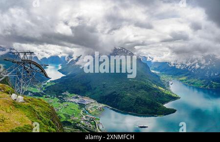 Des vues spectaculaires de nuages ont enveloppé Lodalen et Lovatnet au large du Nordfjord en Norvège vu du haut du tramway aérien Loen Skylift à Hoven Banque D'Images