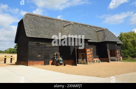 Belle vieille grange de chaume avec portes ouvertes Banque D'Images