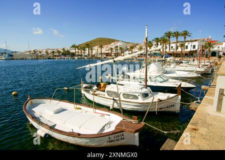 Village et port de Fornells, baie de Fornells, Minorque, réserve du Biospher, Îles Baléares, Espagne. Banque D'Images