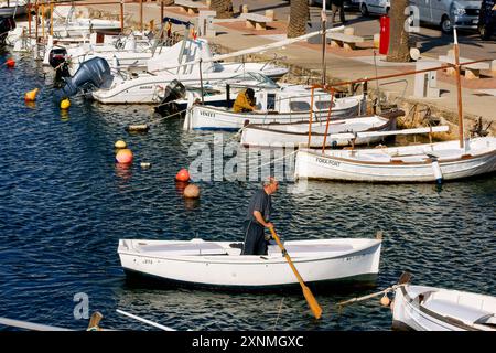 Village et port de Fornells, baie de Fornells, Minorque, réserve du Biospher, Îles Baléares, Espagne. Banque D'Images