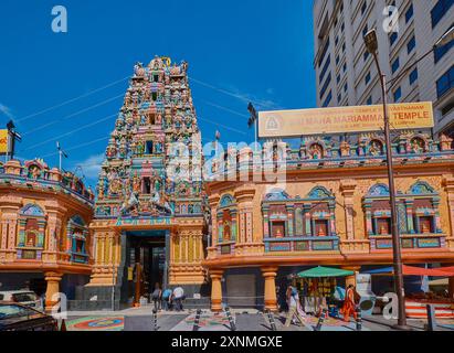 Le temple Sri Mahamariamman est le plus ancien temple hindou de Kuala Lumpur, en Malaisie. Fondée en 1873, elle est située dans China Town. Prise de vue extérieure. Banque D'Images